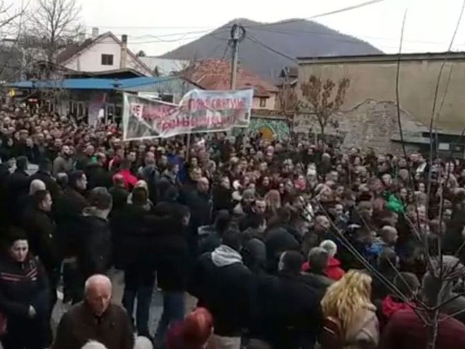 Хиљаде Срба у литији на Косову и Метохији (фото: Facebook / Kosovo Sever portal) Хиљаде Срба у литији на Косову и Метохији (фото: Facebook / Kosovo Sever portal) -