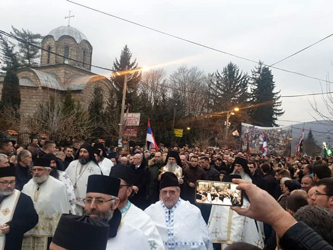 Молебан и литија у Косовској Митровици (фото: Facebook / marija.fenix.71) - 