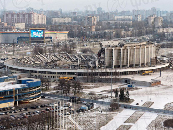 Урушио се кров стадиона у Русији (фото: fontanka.ru) Урушио се кров стадиона у Русији (фото: fontanka.ru) -