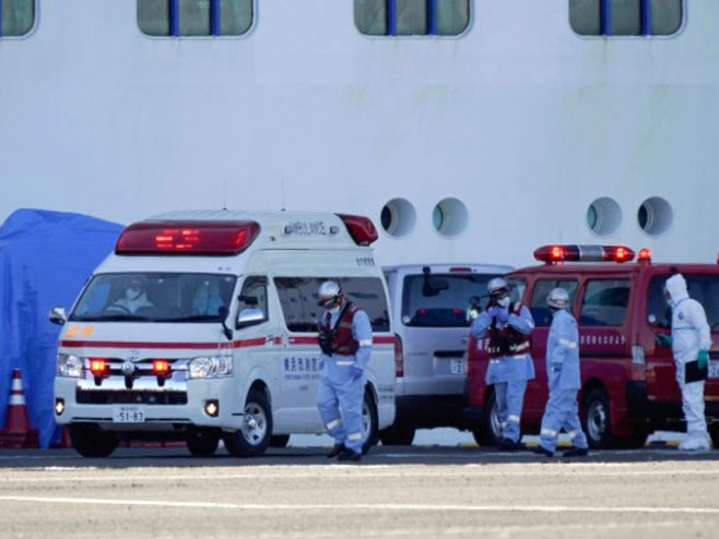 Стручњаци испред брода "Diamond Princess" (фото: AP / Koji Harada / Kyodo News) Стручњаци испред брода "Diamond Princess" (фото: AP / Koji Harada / Kyodo News) -