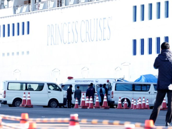 Брод "Diamond Princess" усидрен испред луке Јокохама (фото: AP / Eugene Hoshiko) - 