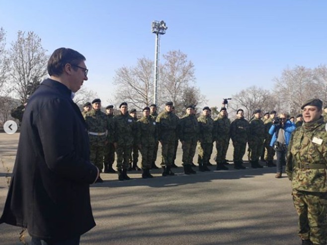 Александар Вучић у касарни "Топчидер" (фото: instagram.com / buducnostsrbijeav) - 