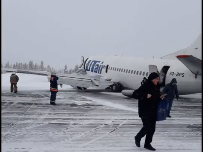 Турбулентно слетање руског авиона по залеђеној писти (фото:@RT_com) - 