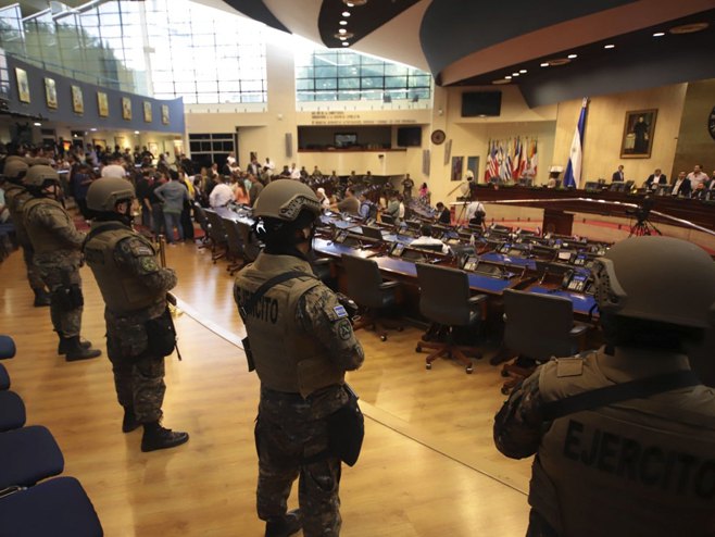 Наоружана полиција у парламенту Ел Салвадора (Фото: Salvador Melendez/Associated Press) - 