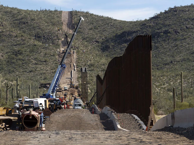 Изградња зида на граници између САД и Мексика (фото: Carolyn Van Houten / The Washington Post) - 