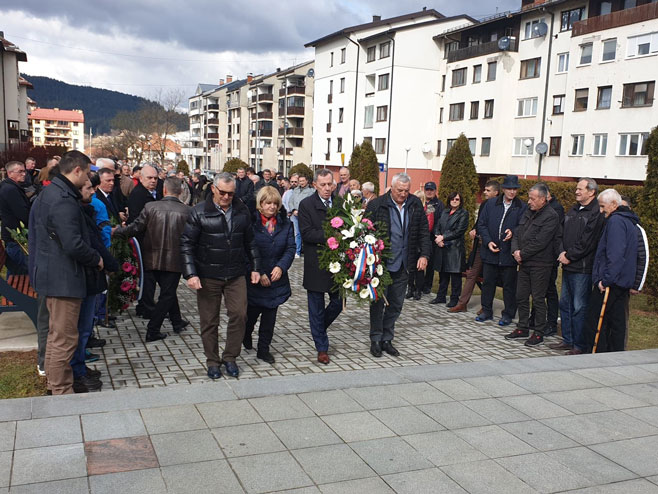 Полагање вијенаца на спомен-обиљежје, Пале - Фото: СРНА