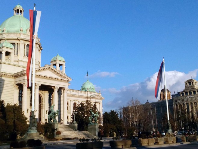 Заставе Српске и Србије испред Скупштине у Београду (Фото: СРНА)