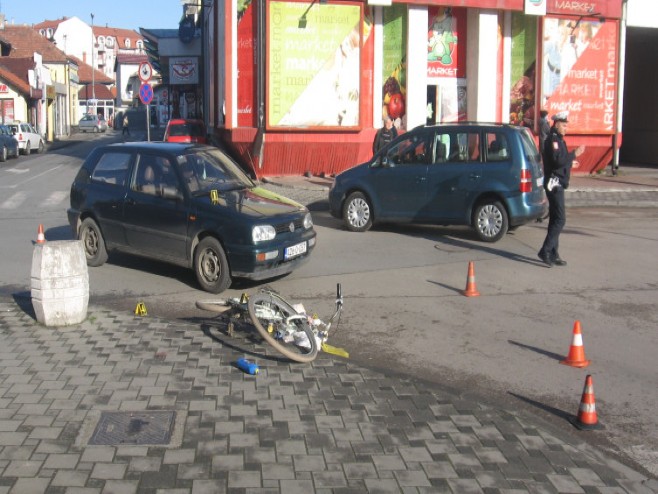 Саобраћајна незгода у Бијељини (фото: LJ. LJUBOJEVIĆ) - 