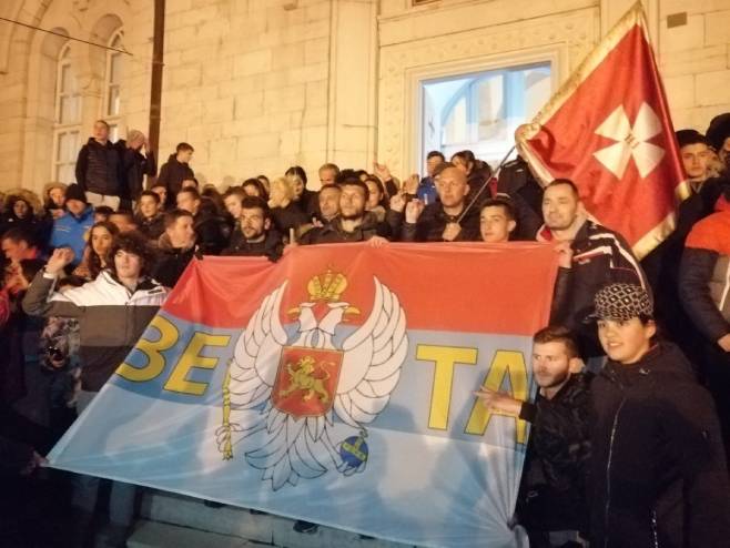 Ходочасници из Београда дочекани у Никшићу Ходочасници из Београда дочекани у Никшићу - Фото: СРНА