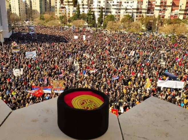 Okupljeni ispred hrama u Podgorici (Foto: in4s) 