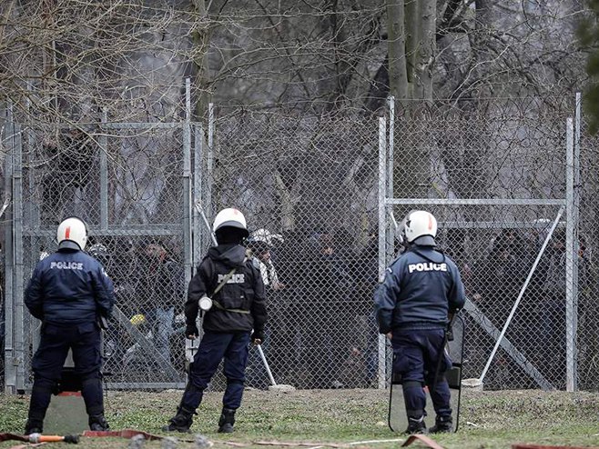Грчка полиција и мигранти (фото:kathimerini.gr) - 