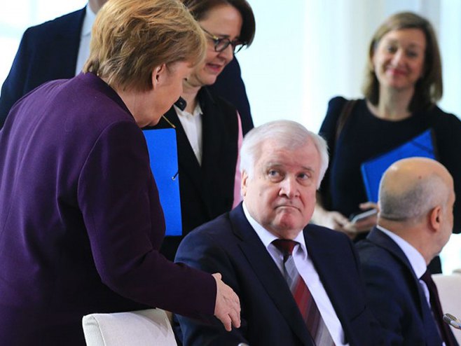Њемачки министар унутрашњих послова одбио да се рукује са Меркеловом - Фото: Тwitter