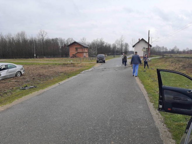 Voz udario automobil u mjestu Lamovita (FOTO: RTRS)