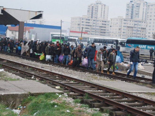 Мигранти на жељезничкој станици у Тузли (Фото: А. Бајрић) - 