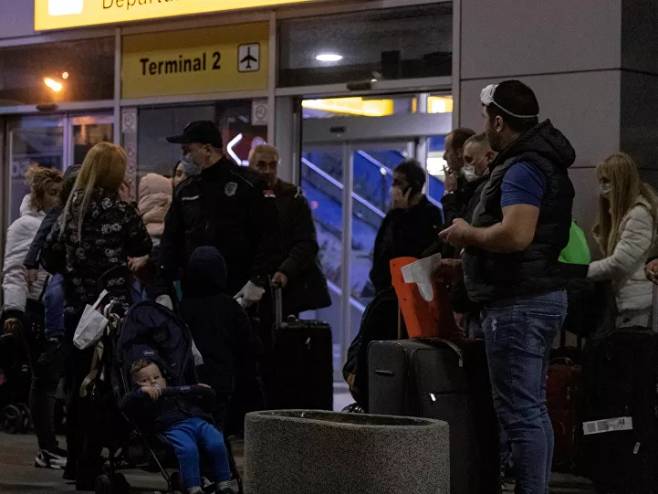 Путници слетјели на аеродроме у Београду, (Фото:  Тањуг / Андрија Вукелић) - 