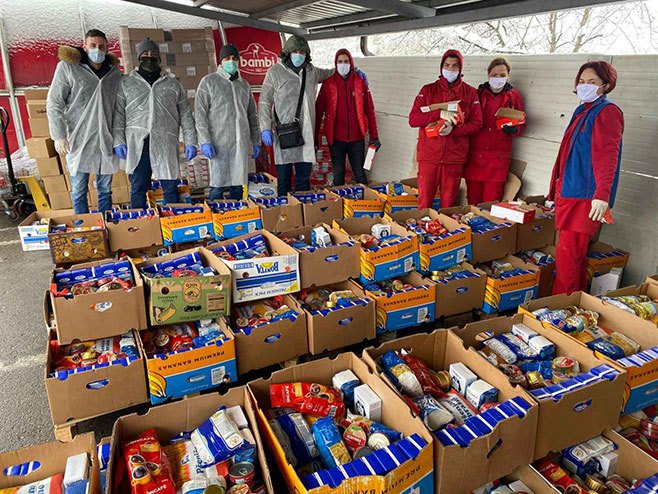 Испорука 500 пакета са основним намирницама Испорука 500 пакета са основним намирницама - Фото: РТРС