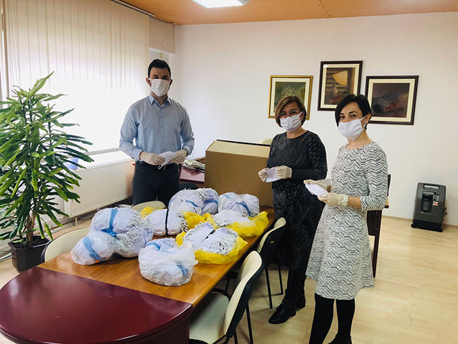Донација 1.000 комада заштитних маски - Фото: РТРС
