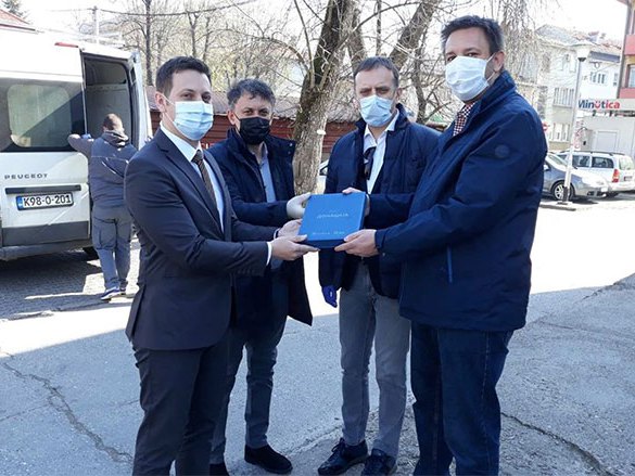 Донација 2000 визира (фото: facebook.com/JZU-Institut-za-javno-zdravstvo) Донација 2000 визира (фото: facebook.com/JZU-Institut-za-javno-zdravstvo) -
