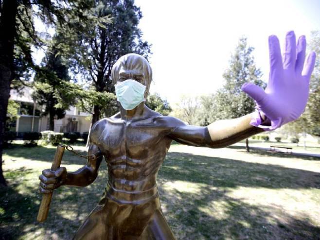 Статуа Бруса Лија у Мостару - Фото: AFP