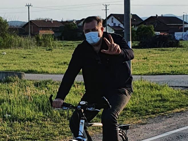 Dodik u rekreativnoj vožnji biciklom (Foto: SRNA)
