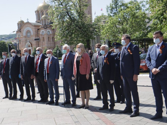 Zvaničnici Srpske, polaganje vijenaca, Foto: RTRS