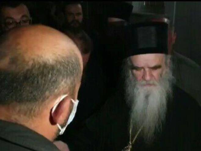 Хапшење владике Јоаникија и свештеника СПЦ (фото: in4s.net) Хапшење владике Јоаникија и свештеника СПЦ (фото: in4s.net) -