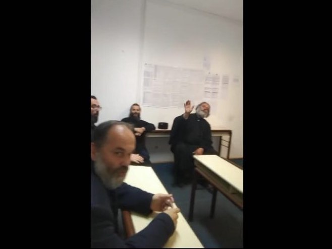 Свештеници у полицијској станици у Никшићу Свештеници у полицијској станици у Никшићу -