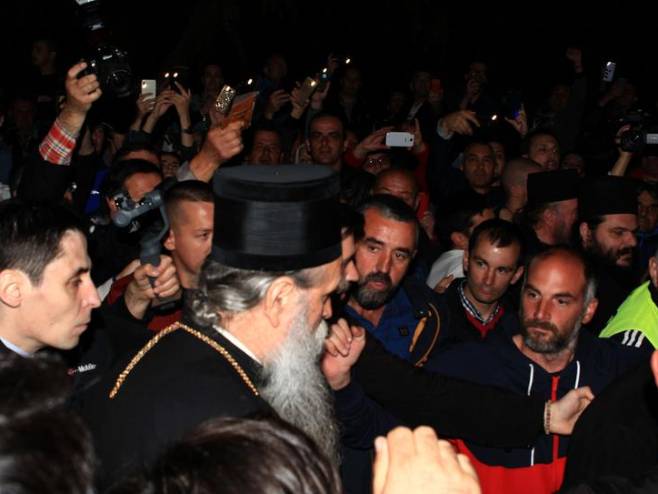 Vladika Јoanikije se obraća okupljenima (foto: Luka Zeković) 