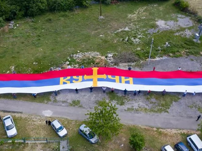 Дочек митрополита Амфилохија и владике Јоаникија тробојком од 70 метара (фото: Владимир Павићевић) Дочек митрополита Амфилохија и владике Јоаникија тробојком од 70 метара (фото: Владимир Павићевић) -