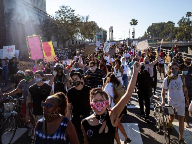 Протести у Лос Анђелесу (фото: Jason Armond / Los Angeles Times) Протести у Лос Анђелесу (фото: Jason Armond / Los Angeles Times) -