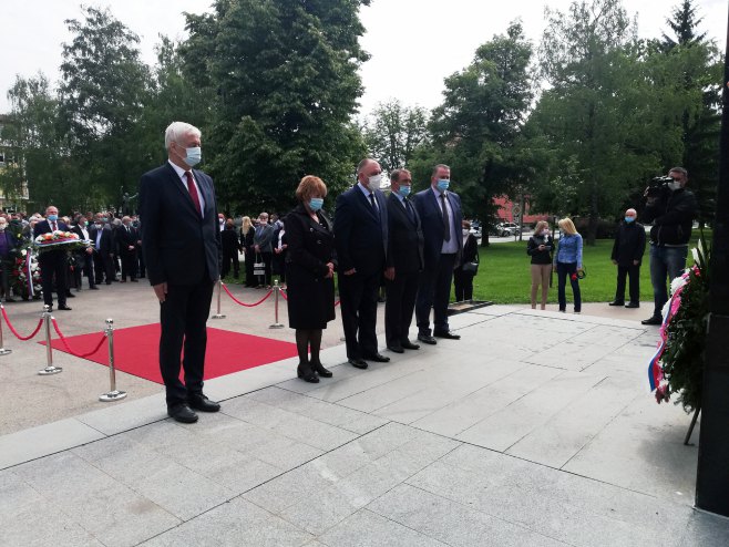 Приједор: Полагање вијенаца, Дан одрбране града (Фото: Срна)