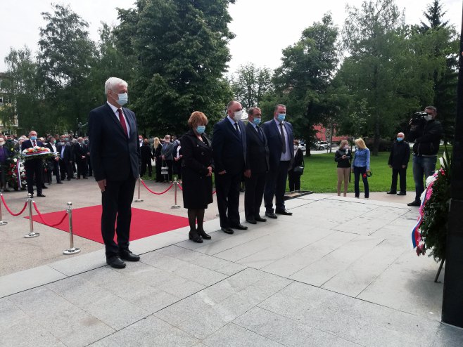 Приједор: Полагање вијенаца, Дан одрбране града (Фото: Срна)