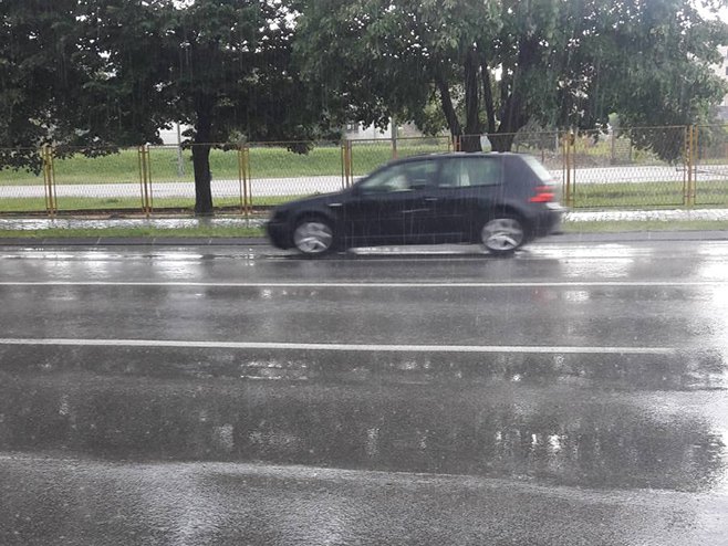 Мокри и влажни коловози; Јаки удари вјетра на подручју Бијељине
