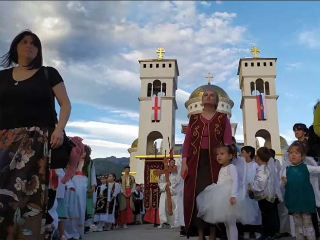 Улицама Бара прошла литија (фото: Митрополија црногорско-приморска) Улицама Бара прошла литија (фото: Митрополија црногорско-приморска) -
