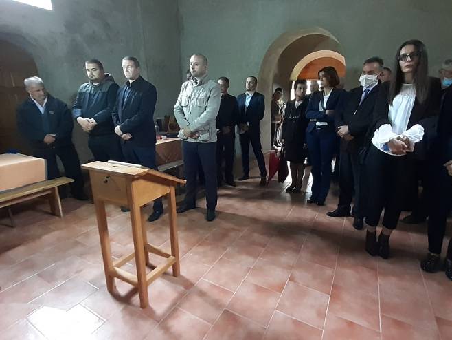 Представници српских удружења и Срба у органима власти у Федерацији БиХ и мјештани српског села Липа Представници српских удружења и Срба у органима власти у Федерацији БиХ и мјештани српског села Липа - Фото: СРНА