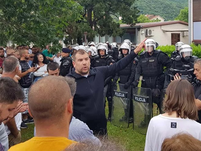 Драган Краповић (фото:Sputnik / Небојша Поповић) Драган Краповић (фото:Sputnik / Небојша Поповић) -