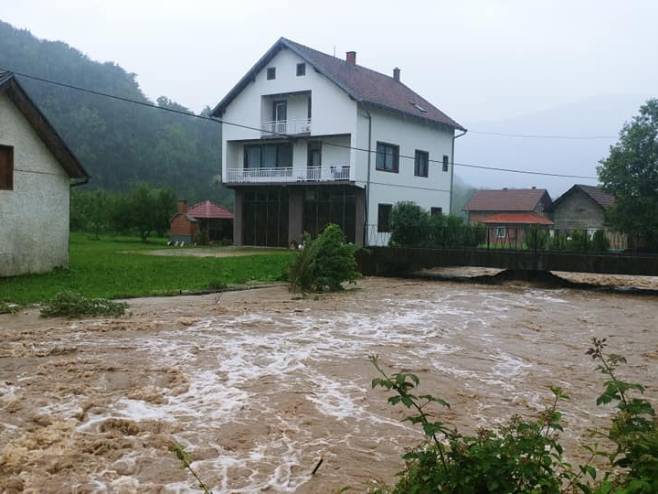 Поплаве у Ступарима код Лукавца (Фото: Facebook) - 