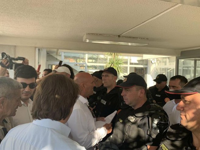 Царевић, Радовић и полиција испред зграде Општине Будва (Фото: Вук Лајовић / vijesti.me) Царевић, Радовић и полиција испред зграде Општине Будва (Фото: Вук Лајовић / vijesti.me) -