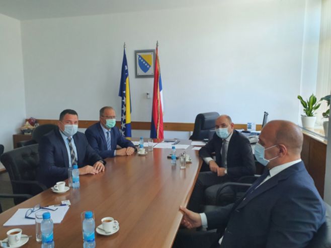 Састанак Лучића и Ђорђевића (Фото: Министарство за људска права и избјеглице) Састанак Лучића и Ђорђевића (Фото: Министарство за људска права и избјеглице) -