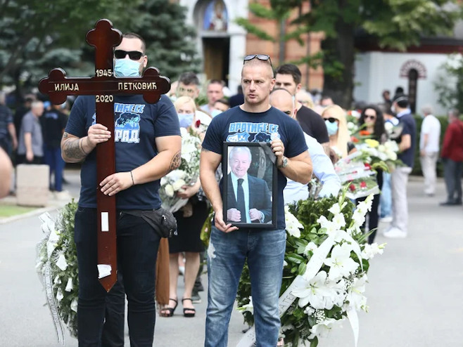 Сахрањен Илија Петковић (Foto:media.pink.rs) Сахрањен Илија Петковић (Foto:media.pink.rs) -