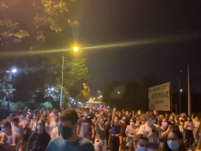 Протест београдских студената (фото: twitter.com/NinicStefan) Протест београдских студената (фото: twitter.com/NinicStefan) -