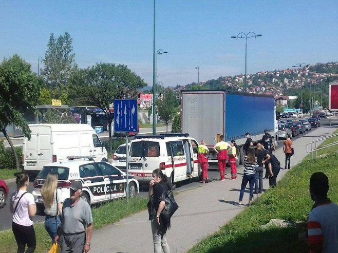 Мигрант у камиону, вриштао због врућине
(Фото:radiosarajevo.ba) - 