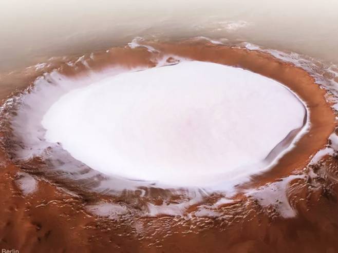 Кратер испуњен ледом на Марсу (Фото: esa.int/ESA) Кратер испуњен ледом на Марсу (Фото: esa.int/ESA) -