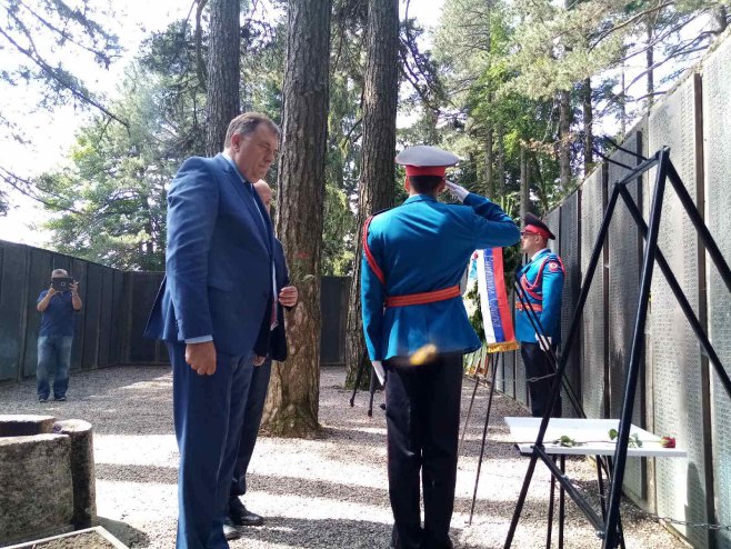 Dodik: Polaganje vijenaca (Foto: RTRS) Dodik: Polaganje vijenaca (Foto: RTRS)