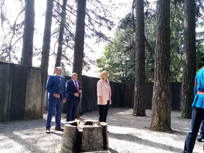 Polaganje vijenaca na Kozari (Foto: RTRS) Polaganje vijenaca na Kozari (Foto: RTRS)