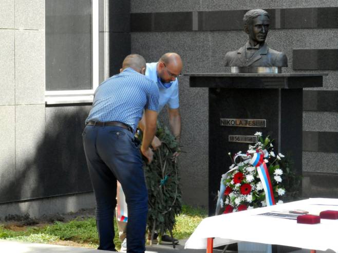 Полагање вијенаца на спомен-бисту Николе Тесле Полагање вијенаца на спомен-бисту Николе Тесле - Фото: СРНА