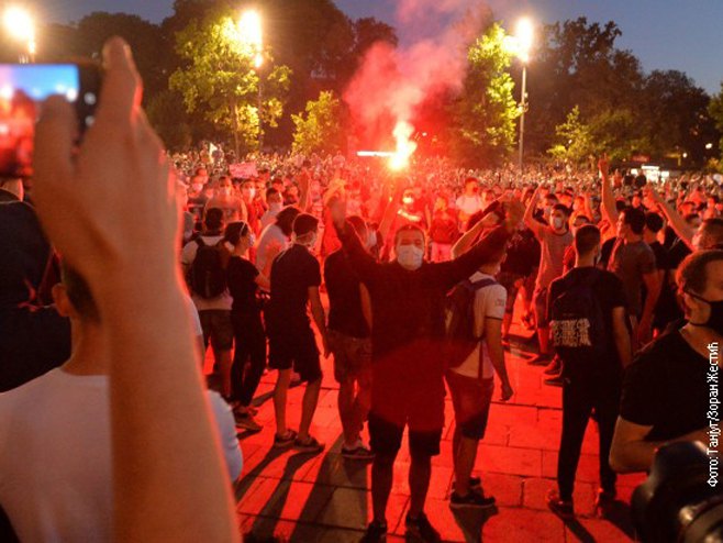 Београд: демонстранти - запаљене бакље - 