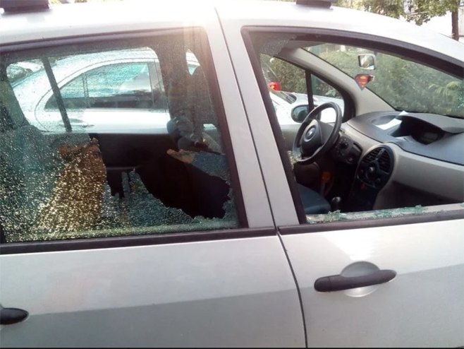 Пијан мушкарац полупао аута Пијан мушкарац полупао аута - Фото: klix.ba