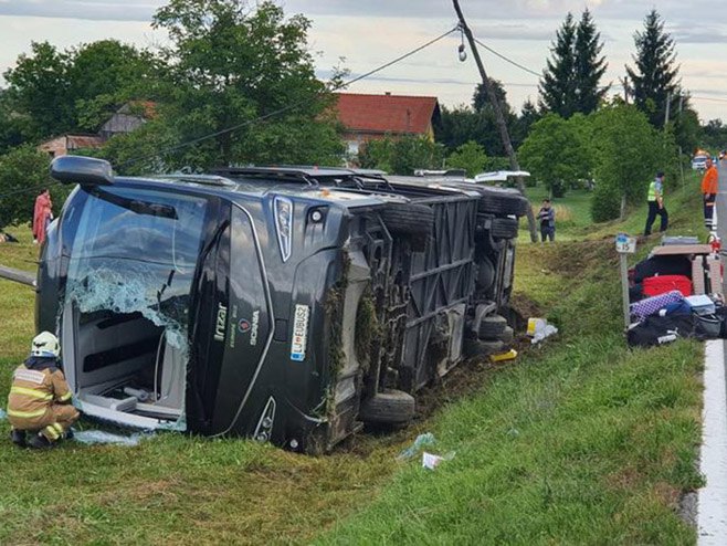 Kod Karlovca se prevrnuo slovenački autobus (foto:KAportal) 