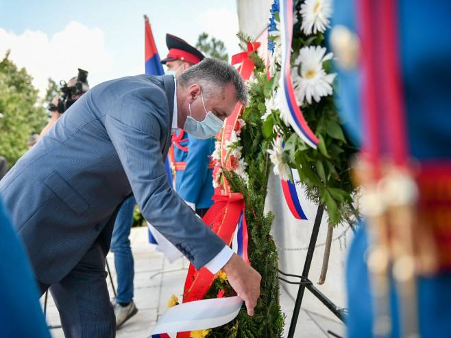 Полагање вијенаца на споменик палим Крајишницима (фото: banjaluka.rs.ba) - 